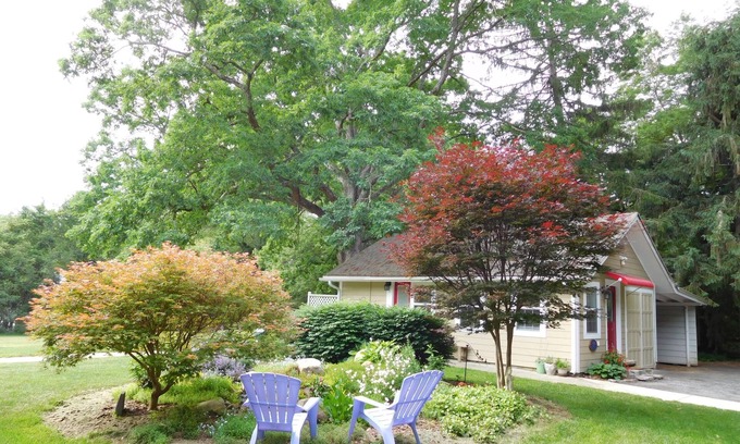 Hendersonville Cottage | Beautiful Mountain Getaway - All Four Breathtaking Seasons!