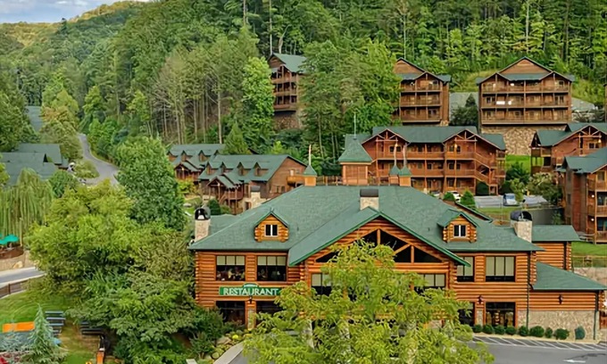 Gatlinburg Resort | Beautiful mountain views from your resort & minutes from Gatlinburg/Pigeon