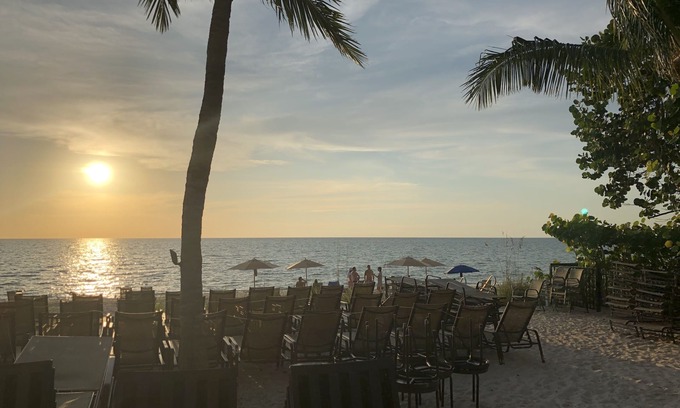 Vanderbilt Beach Condo | Beautiful Naples Condo Regatta @ Vanderbilt Beach. Newly redecorated.