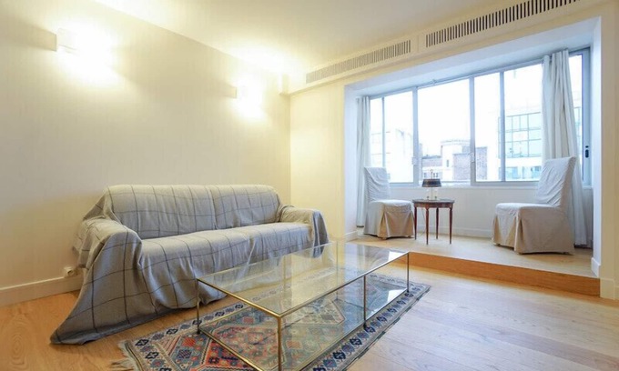 Suresnes Apartment | Beautiful new Apartment with carpark