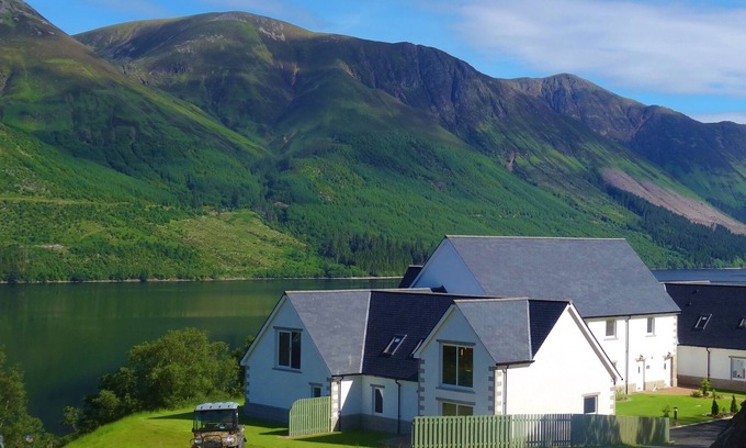 Spean Bridge Apartment | Beautiful New Loch-Side Holiday Home in the Heart of the Scottish Highlands