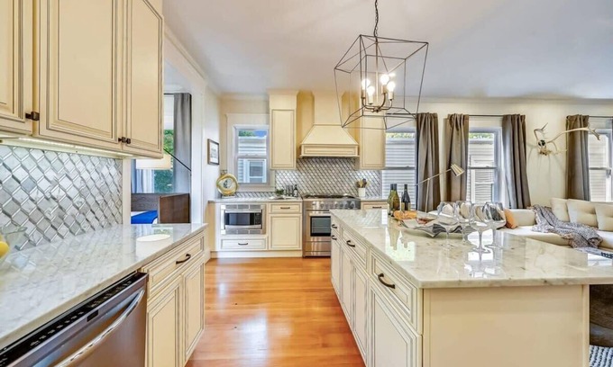 Forest Hills - Woodbourne Condo | Beautiful New Renovation | near T
