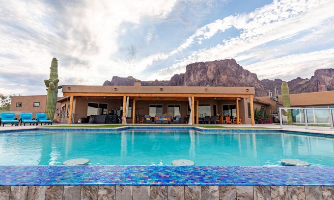 Apache Junction House | Beautiful oasis with 40' negative edge pool, swim up bar, hiking in Super. Mtns.