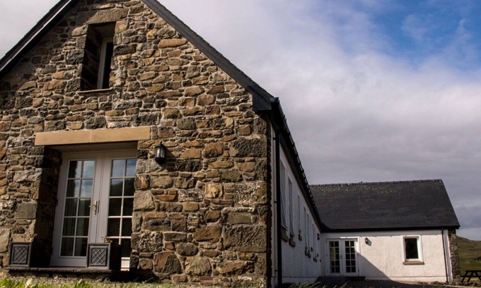 Dunvegan House | Beautiful private villa for 6 people with WIFI, TV, patio, pets allowed and parking