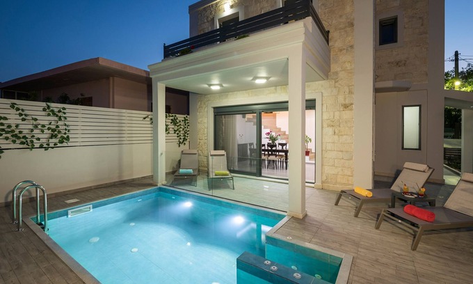 Galatas House | Beautiful Private Pool Villa with Gym, Parking and BBQ