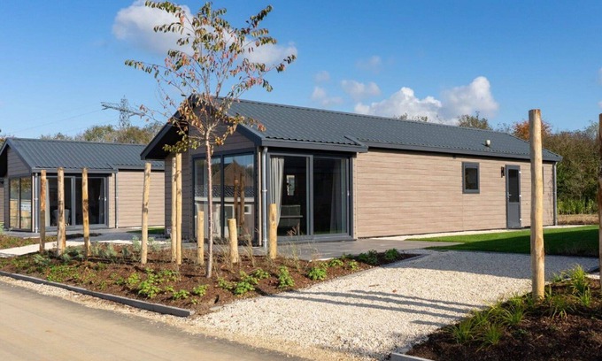Linden House | Beautiful private villa for 6 guests with WIFI, TV, terrace and parking