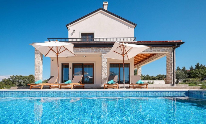Vrsi House | Beautiful rustic Villa Velebita is located in the small town of Poljica, only 10. 9 km from the roya