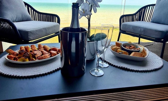Littlestone-on-Sea House | Beautiful Seafront Home with Amazing Views!