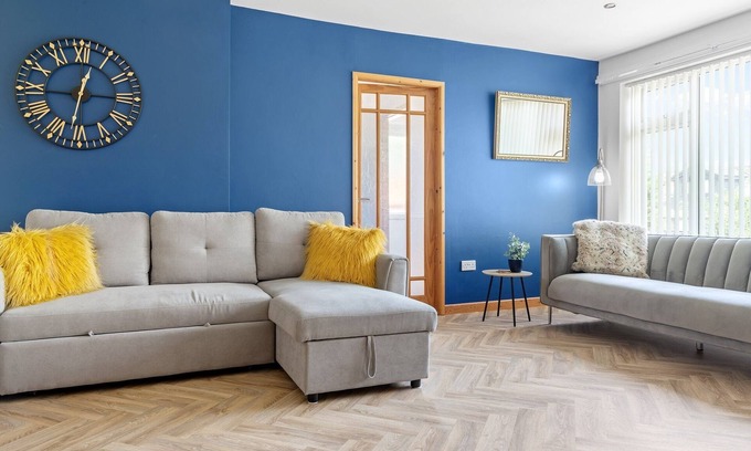 Wilford House | Beautiful & Spacious Home | Free Driveway Parking