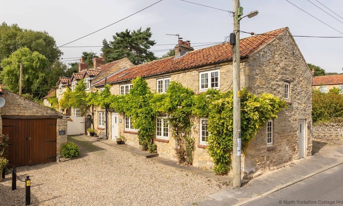 West Heslerton Cottage | Beautiful Stone Cottage in quaint North Yorkshire Village