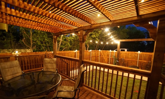 Sanger House | Beautiful Storybook Cottage Style Rustic Home Next To I-35 Easy Access!