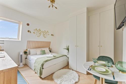 Neuilly-sur-Seine Apartment | Beautiful Studio Metro and Paris at Your Door