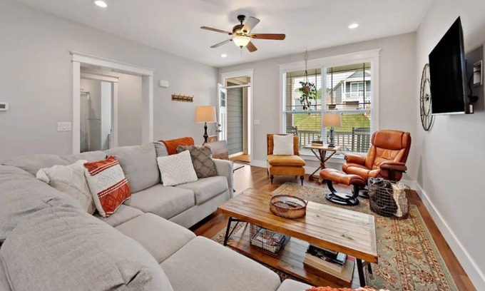 Black Mountain House | Beautiful & Stylish Family/Friends Mountain Getaway w/Firepit