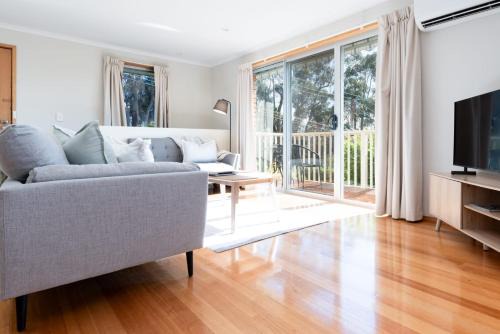 West Launceston House | Beautiful Sunny Home: Close to the CBD & Gorge