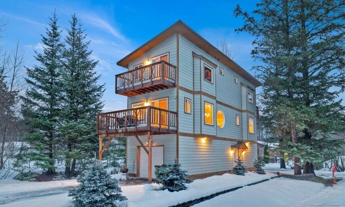 Girdwood House | Beautiful “sunnyside” Girdwood home with Gird to Bird trail at your front door!