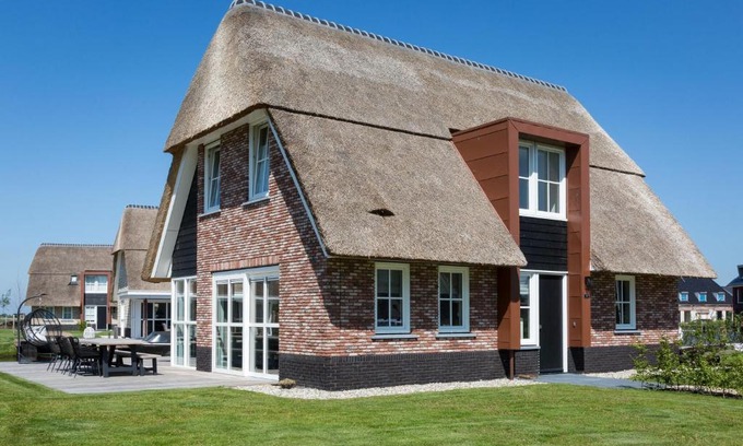 Delfstrahuizen Villa | Beautiful, thatched villa with a terrace at the Tjeukemeer