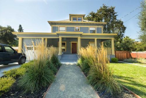 Martinez House | Beautiful Turn of the Century Home with Pet Friendly Yard