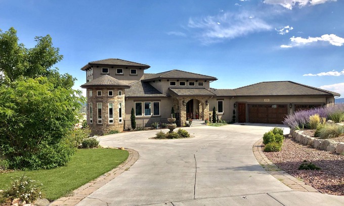 Mountain Shadows House | Beautiful Tuscan Home Overlooking Colorado Springs