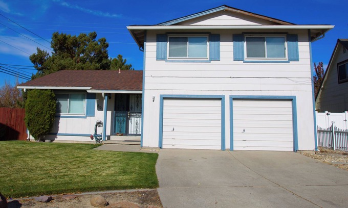 Reno/Tahoe Airport House | BEAUTIFUL TWO LEVEL RENO HOME LOCATED NEAR CONVENTION CENTER AND ATLANTIS CASINO