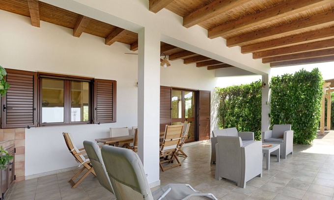 Marina di Ragusa House | Beautiful villa for 4 guests with A/C, private pool, WIFI, TV, veranda and parking