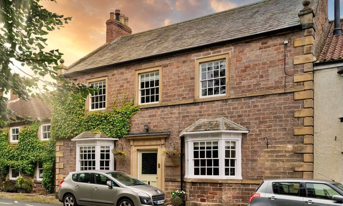 Catterick House | Beautiful villa for 14 guests with WIFI, hot tub, TV and pets allowed