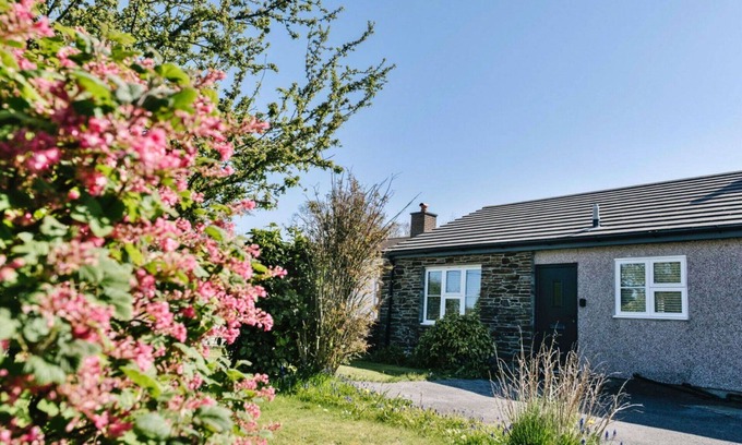 Lewannick House | Beautiful villa for 4 guests with WIFI and parking