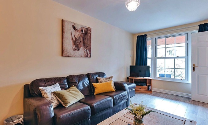 Eaton Mascott House | Beautiful villa for 2 guests with WIFI, TV and pets allowed
