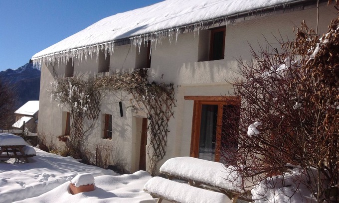 Les Sciauds Ski Chalet | Beautifully converted old barn near Bourg D'Oisans -19 single beds+2 infant cots