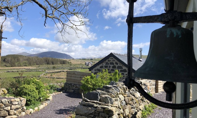 Llanllyfni Cottage | Beautifully converted dream retreat for 2 - hot tub, glorious views of Snowdon!