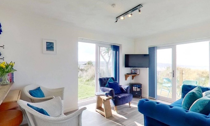 Hayle Apartment | Beautifully positioned to watch the sunset over the bay, and comfortably equipped for up to 6 guests