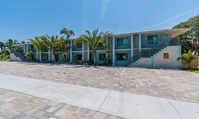 Cocoa Beach Apartment | Beautifully Renovated 16 Bedroom Accommodation