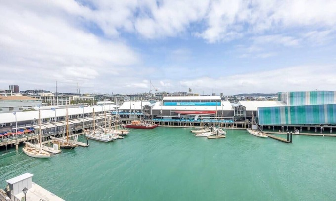 Auckland Central Business District Apartment | Beautifully renovated - Harbour Bridge views !