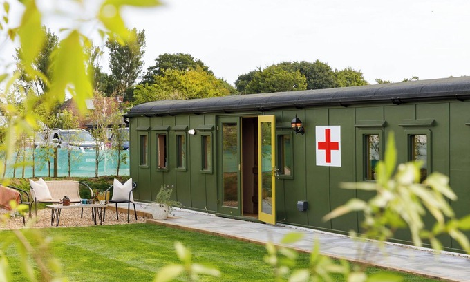 Birdham House | Beautifully Restored WW2 Carriage - Sleeps 6