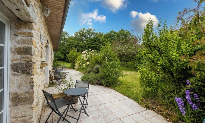 Auriac-du-Perigord Bed & Breakfast | Bed and Breakfast 'Chambre Millepertuis' with Shared Terrace and Shared Garden