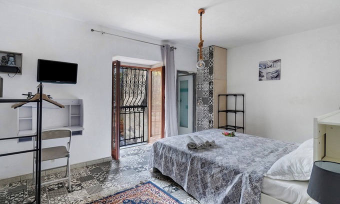 Seiano Bed & Breakfast | Bed and Breakfast 'Camera Claudius In Villa Vista Mare' with Shared Terrace and Wi-Fi