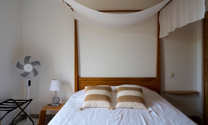 Gabillou Bed & Breakfast | Bed and Breakfast 'Magnatum' with Private Terrace, Shared Garden and Wi-Fi