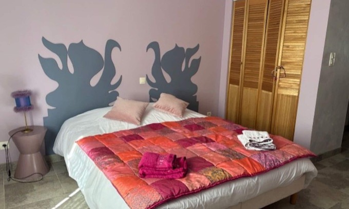 Gabillou Bed & Breakfast | Bed and Breakfast 'Safran' with Private Terrace, Shared Garden and Wi-Fi