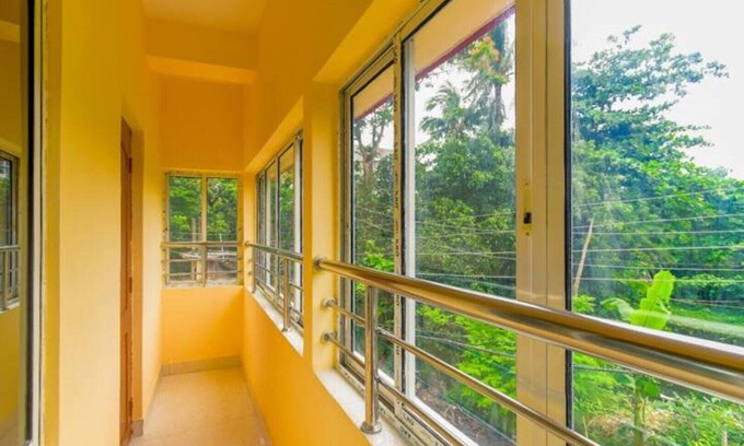 Kolkata Apartment | Bedroom with a balcony view - CORPORATE INN