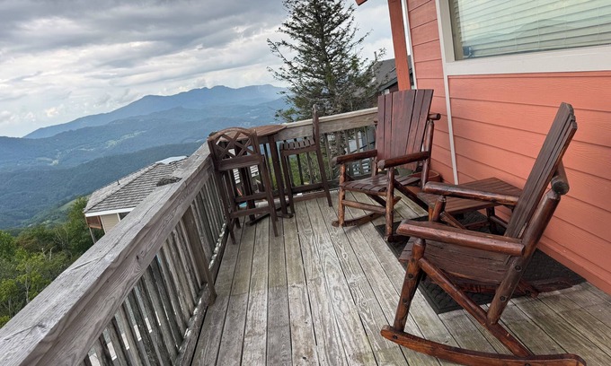 Banner Elk Ski Chalet | Beech Mountain Ski-in/Ski-out with awesome deck views.