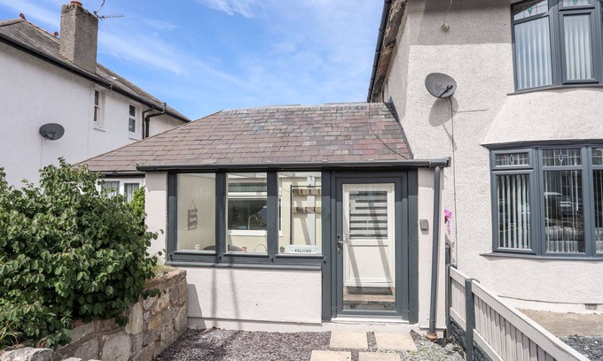 Prestatyn Cottage | BEECHES BACH, with hot tub in Prestatyn