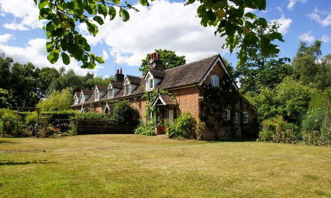 Staplefield House | Beeches Cottage - Beautiful Garden - Parking