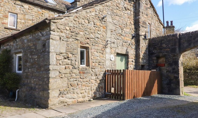 High Bentham Cottage | BEEHIVE COTTAGE, pet friendly, with open fire in High Bentham