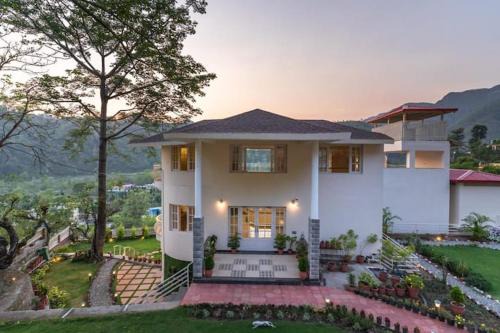 Bullawala Villa | Bella Casa, 3BHK LUX Villa Private Gardens & Mountain Views