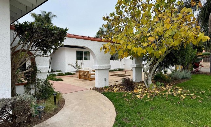 Vista House | Bella Vista Spacious 5-bed home with stunning mountain views and pool