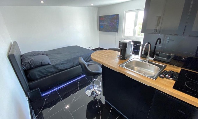 Lisieux Apartment | Bella vita - Studio tout équipé - Tv Netflix - centre ville 100m- Gare 50m - Basilique 200m