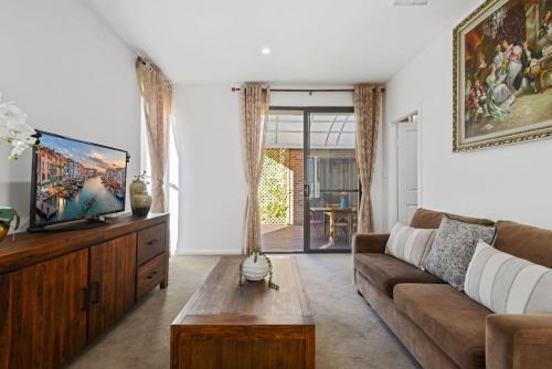 Belrose Apartment | Belrose 2 Bed Holiday Home Free Parking