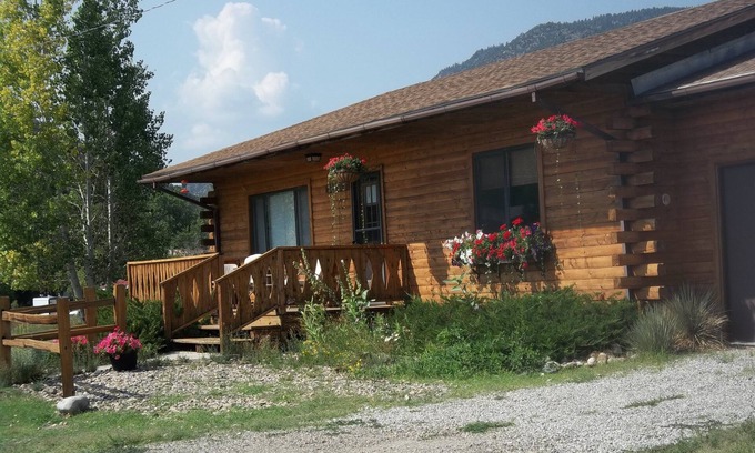 Poncha Springs Cabin | Bender's Log Cabin 'Your Home Away from Home'nSTR25-087