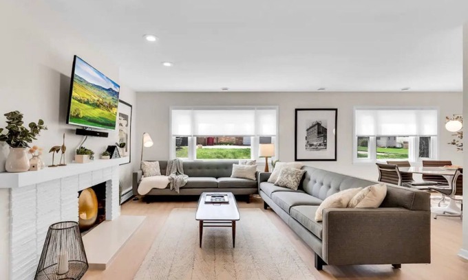 Sioux Falls House | Benelo | Midcentury Modern Single-Level Home, 3 BR