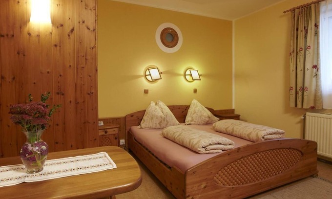 Eberstein House | Bernstein-familien-zimmer mit Großer Sonnenterras - Biolandhaus Arche