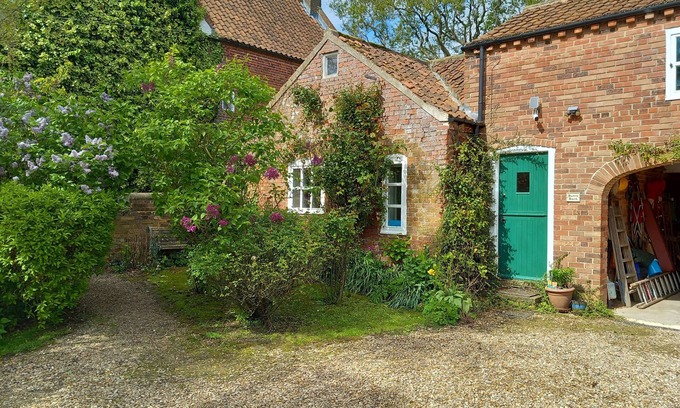 Alford Cottage | BERRY BARN, pet friendly, with a garden in Mablethorpe